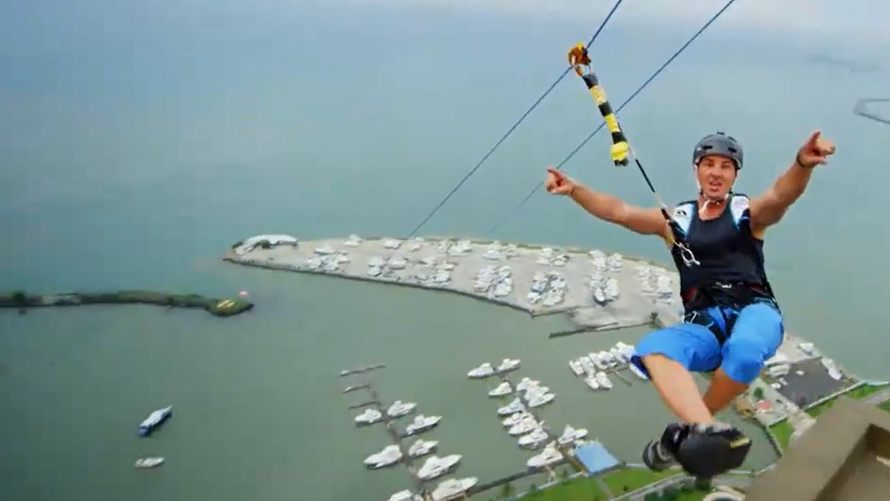 Après avoir glissé en tyrolienne, ils réalisent un impressionnant saut en parachute