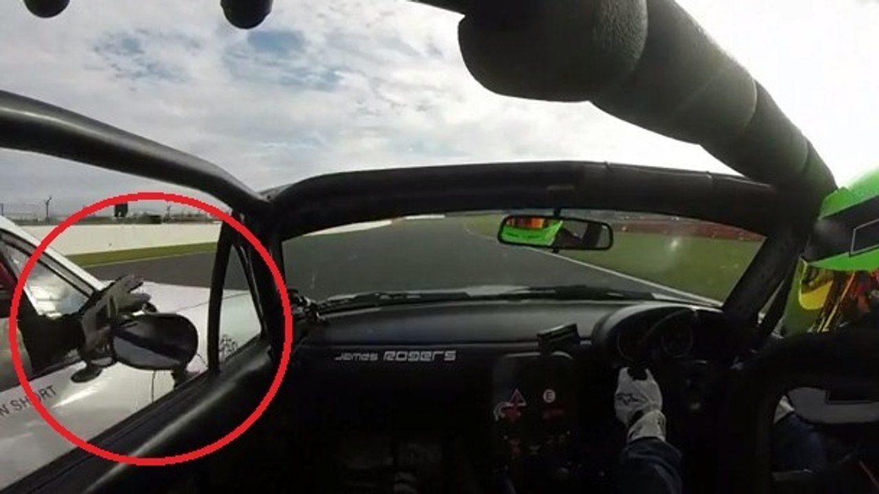 Dans une course automobile, un pilote rabat le rétro de son adversaire