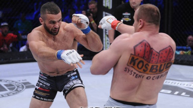 Pourquoi ces monstres physiques polonais ont ces drôles de tatouages quand ils combattent