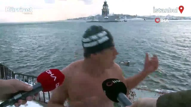 Buz gibi havada Boğaz'da yüzdüler