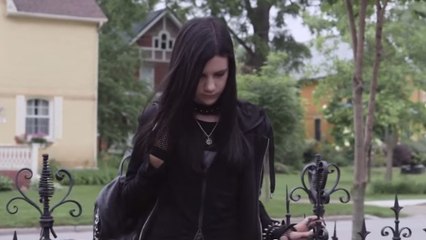 Voyant sa fille rejetée par tout le monde, ce père a eu une idée incroyable