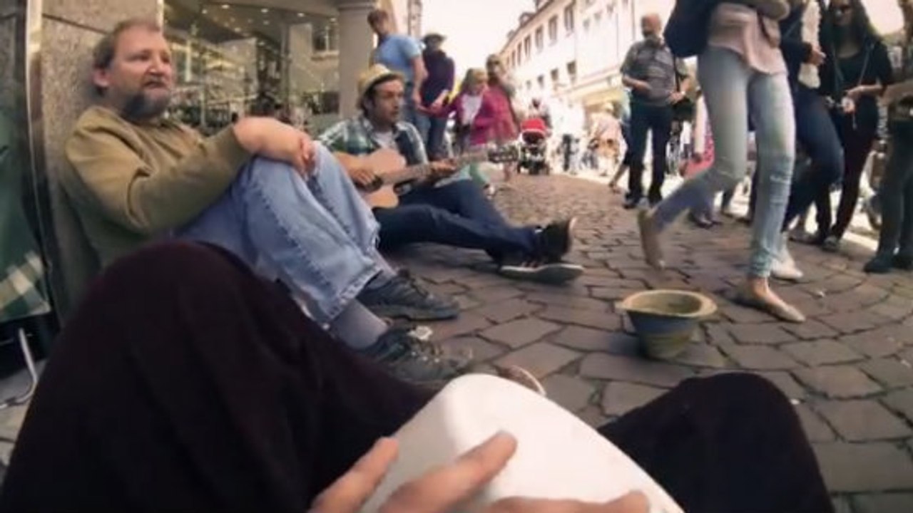 Des étudiants allemands font une surprise incroyable à un sans-abri !