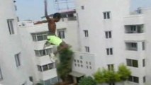 Un homme saute de 5 étages et atterrit dans une piscine