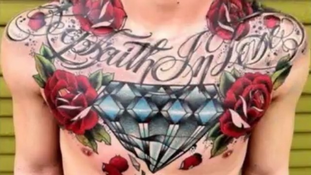 Découvrez ces tatouages incroyables sur le torse