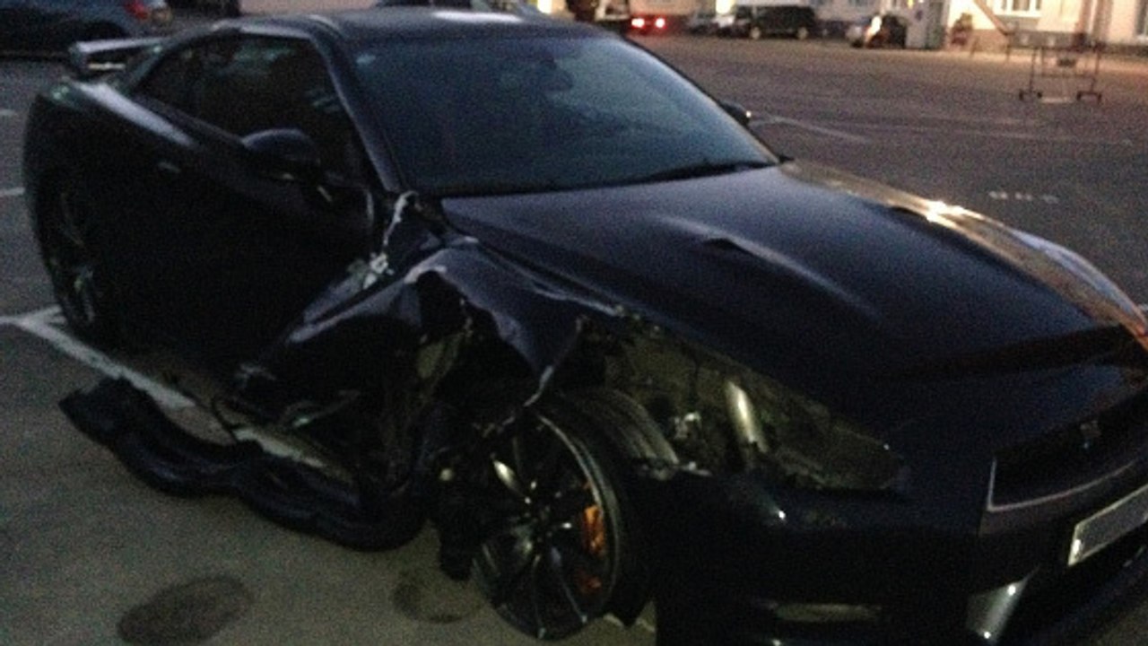 Le pneu de sa Nissan GT-R explose sur l'autoroute à plus de 300km/h