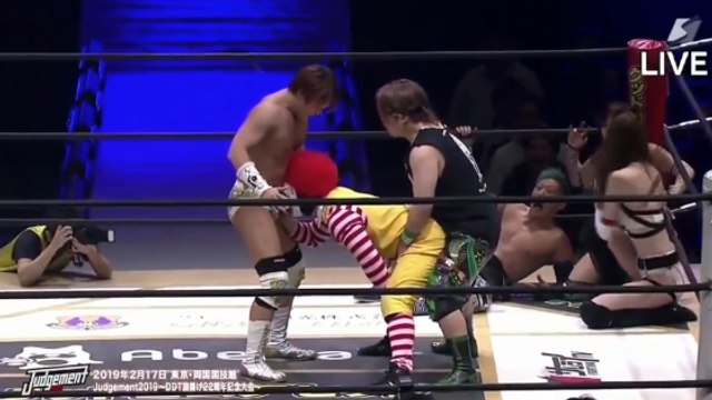 Vous n'avez jamais rien vu d'aussi fou que cette soirée catch au Japon