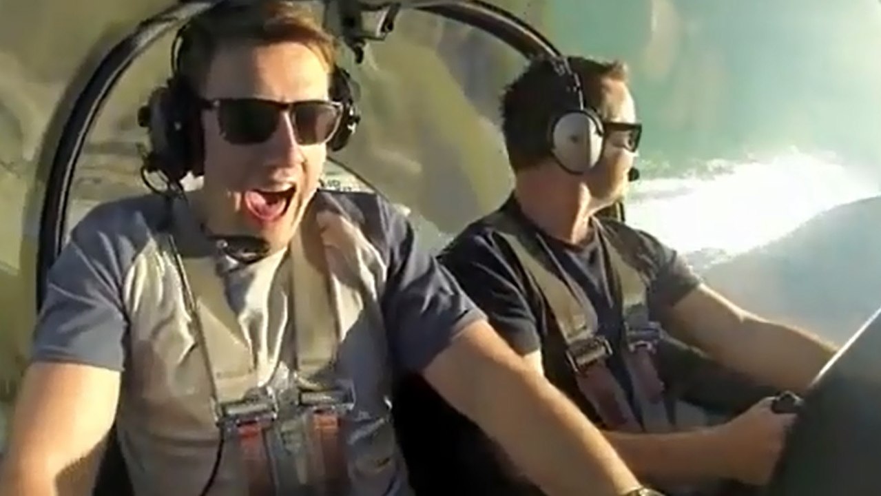 Pour aider son ami à combattre la peur de l'avion, cet homme a une technique très dangereuse !