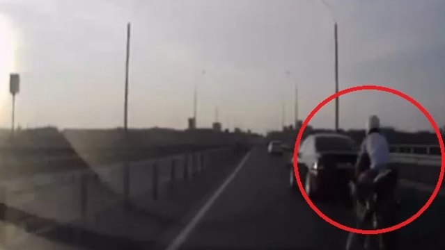 Victime d'un accident spectaculaire, ce motard s'en sort miraculeusement indemne