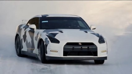 Une Nissan GT-R fait le show sur les pistes de ski