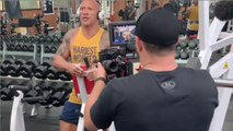 Dwayne Johnson ne fait pas semblant lorsqu'il tourne une vidéo pour son sponsor