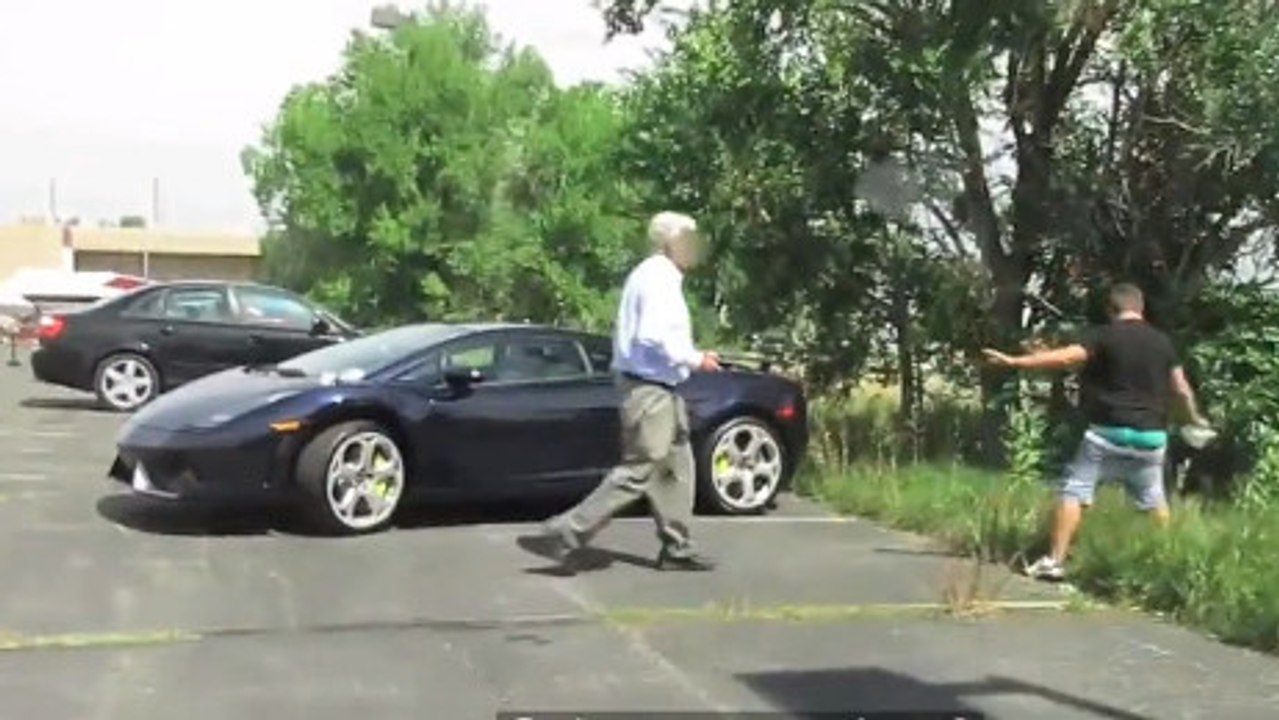Ils font une blague au conducteur d'une Lamborghini mais vont vite le regretter !