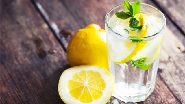 Régime : Boire de l'eau avec du citron fait-il vraiment maigrir ?