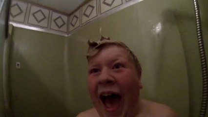 Un homme fait une horrible blague à son fils sous la douche