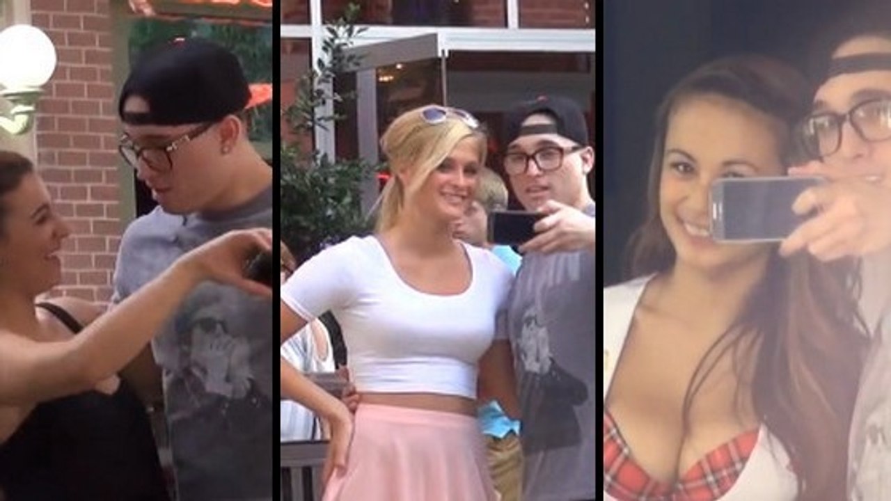 Un homme prend des selfies avec des jolies filles. Mais il n'a pas tout dit...