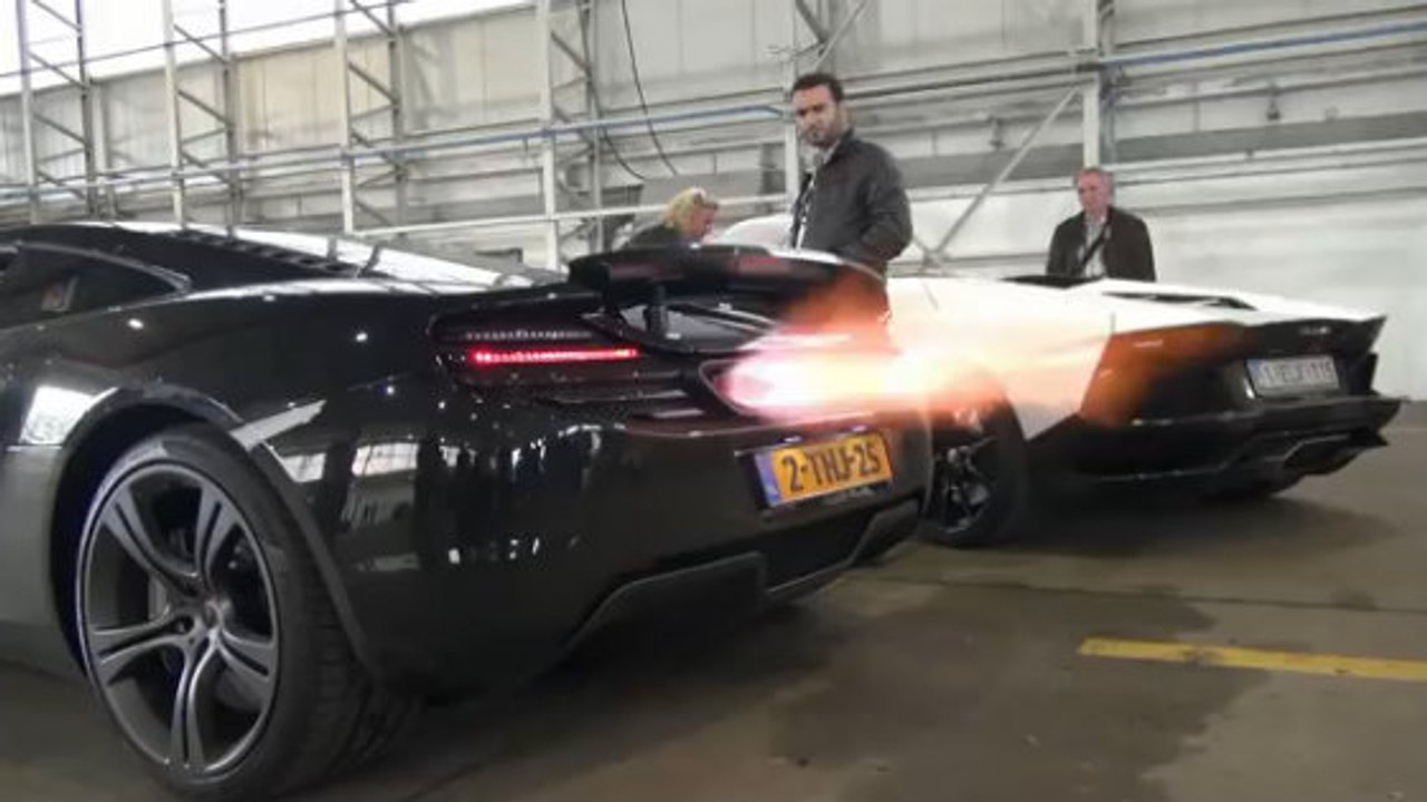 Une McLaren 12C et une Lamborghini Aventador crachent des flammes