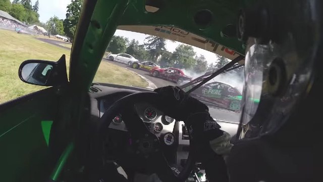 Vivez les impressionnants drifts de 12 voitures en caméra embarquée