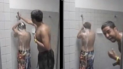 Un homme fait une blague hilarante à son ami sous la douche