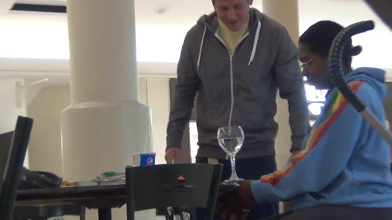 Un très étrange tour de magie avec un verre d'eau