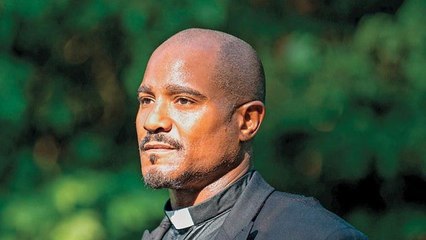 The Walking Dead Saison 5 : Les premières images de Père Gabriel, le nouveau personnage de la série
