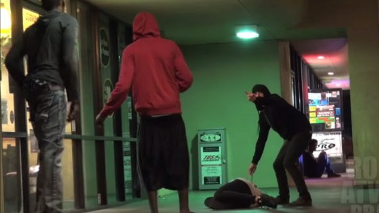 Caméra cachée : Il fait croire à un meurtre en pleine rue pour tester la réaction des passants