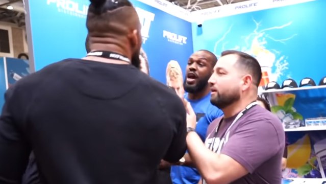 Chi Lewis Parry, combattant de MMA anglais, embrouille violemment Jon Jones lors d'une expo de fitness