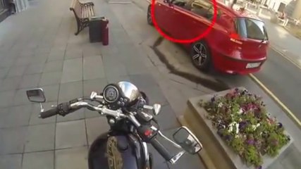 Cette justicière à moto s'attaque aux incivilités des automobilistes sales