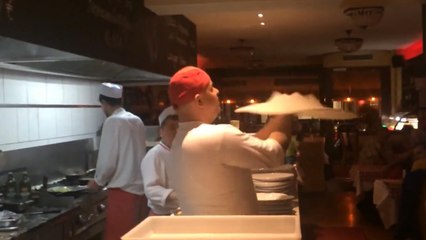 Ce cuisinier semble comme les autres, mais il est capable de quelque chose d'exceptionnel