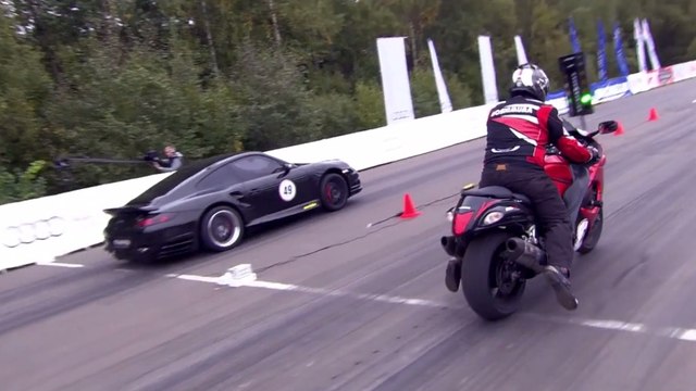 Une course impressionnante entre une Porsche 911 et une Suzuki GSX1300