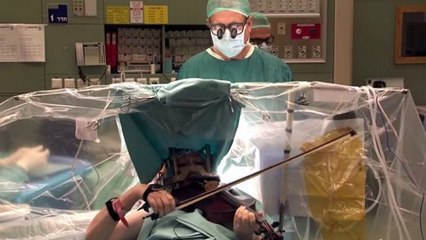 Eveillée, elle joue du violon pendant son opération cérébrale