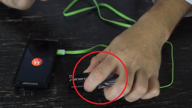 L'incroyable astuce pour recharger son smartphone avec une pile de 9 volts