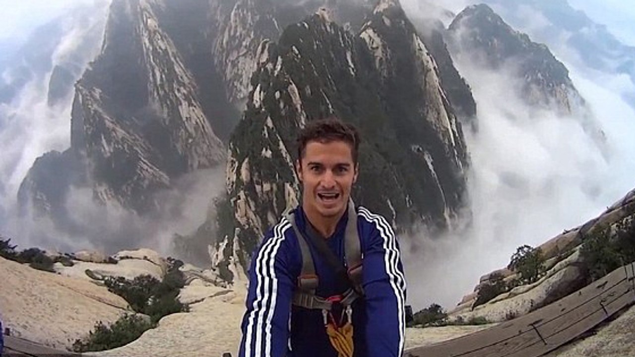 Au bord d'un immense ravin, il décide de détacher son harnais de sécurité