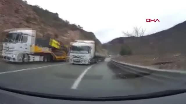 Son dakika haber! HATALI SOLLAMA YAPAN TIR'A ÇARPMAKTAN SON ANDA KURTULDUĞU ANLAR KAMERADA
