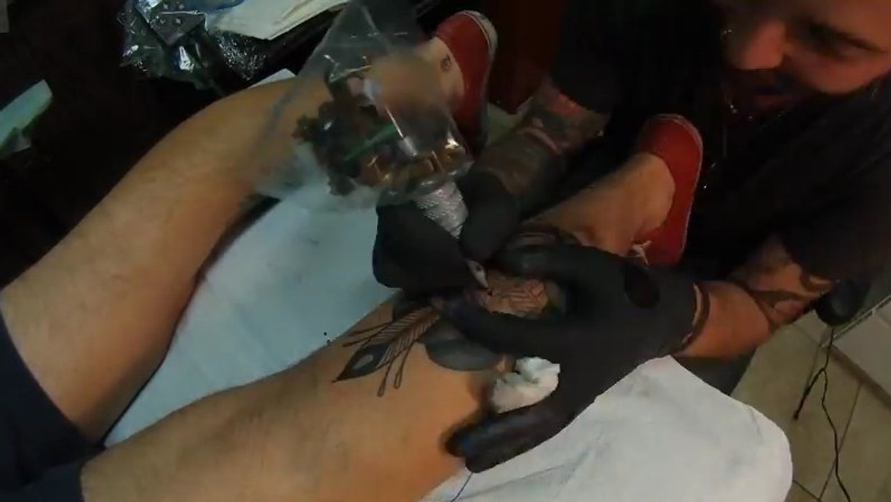 Suivez l'évolution du tatouage au motif d'une femme indienne en noir et blanc