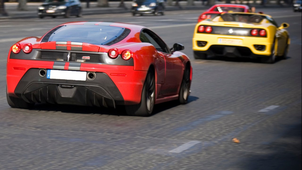 Ils font la course en Ferrari sur le périphérique parisien