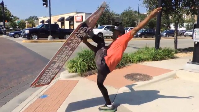 Ce porteur de panneaux publicitaires a un talent extraordinaire