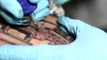Cet amoureux des voitures se fait tatouer son bolide favori