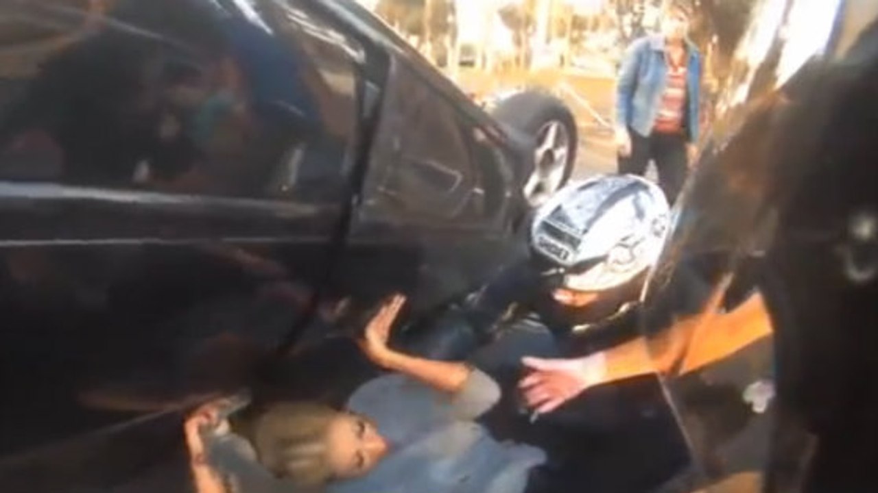 Coincée sous sa voiture, cette femme a eu la chance de croiser ce motard