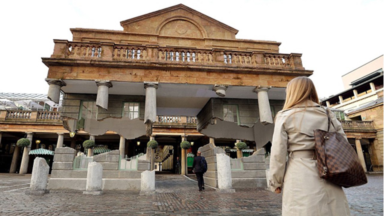 À Londres, un artiste donne vie à une maison suspendue dans les airs