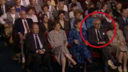 Il ignore que les 669 enfants qu'il a sauvés durant l'Holocauste sont tous assis à côté de lui