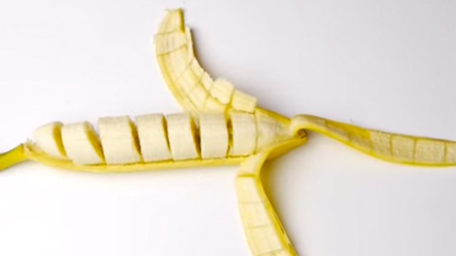 L'astuce pour couper une banane sans avoir à l'éplucher