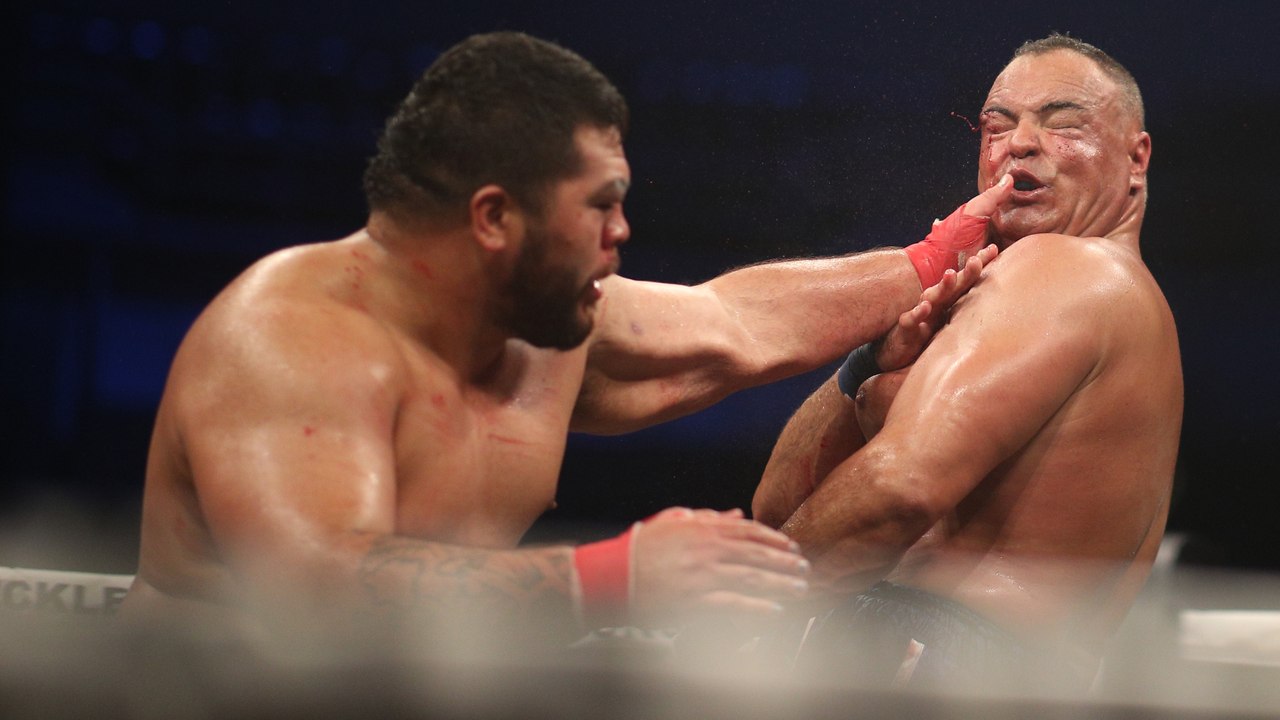 Ce combattant de boxe à mains nues doit donner des claques à cause de ses doigts cassés (vidéo)