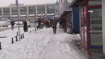 İstanbul'da yoğun kar yağışı nedeniyle şehirler arası otobüs seferleri durduruldu