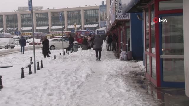 İstanbul'da yoğun kar yağışı nedeniyle şehirler arası otobüs seferleri durduruldu
