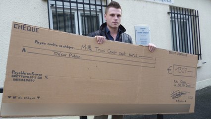 Il donne un grand chèque en carton pour payer ses impôts