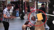 Cet homme est venu en aide à des SDF grâce à un tour de magie inhabituel