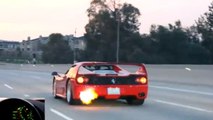 Une Ferrari F50 éjecte des flammes de son pot d'échappement