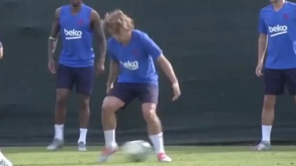 Pour son premier entraînement au Barça, Griezmann prend 2 petits ponts !