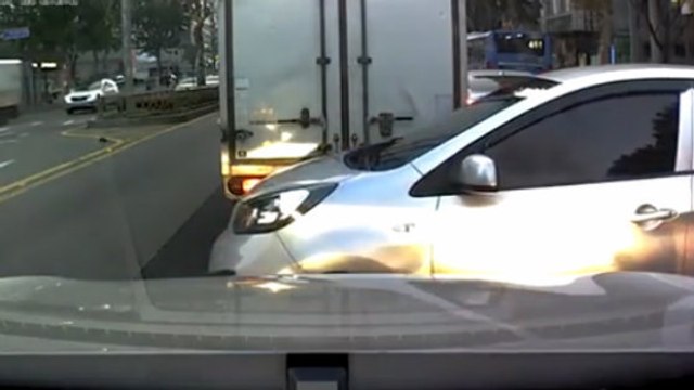 Ce conducteur crée un accident monstre en changeant de voie