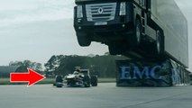Le saut à peine croyable d'un camion au-dessus d'une Formule 1