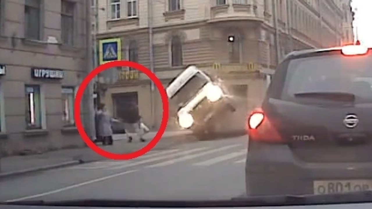 Un camion se renverse en pleine rue et manque d'écraser deux piétons !